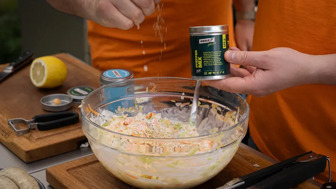 Frischer Coleslaw wird mit einer Gewürzmischung verfeinert. Ein perfektes coleslaw rezept für Grillpartys.