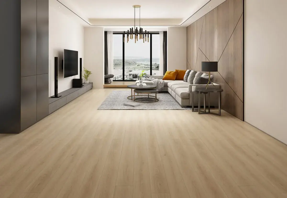 Amplio salón moderno con suelo laminado spc de madera clara, sofá gris, mesa de centro y gran ventanal.