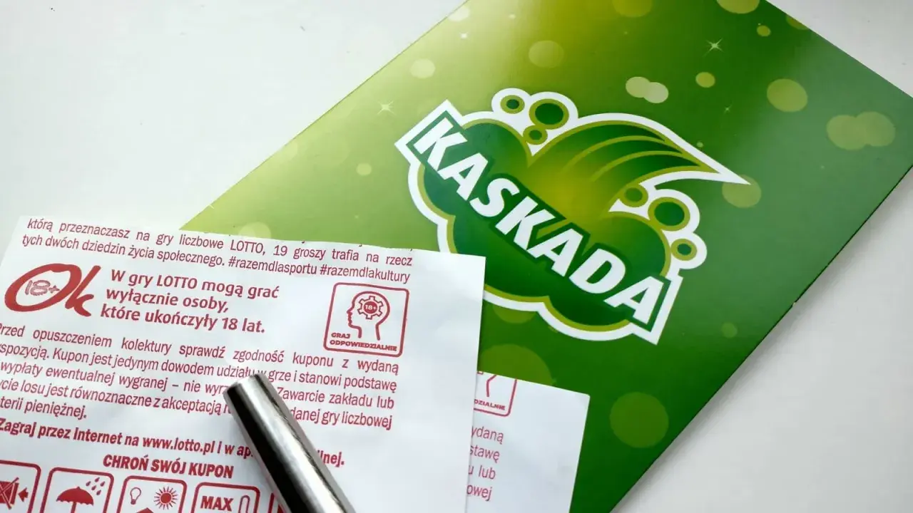 Zielona grafika z napisem KASKADA i fragmenty ulotki LOTTO. Zasady gry i odpowiedzialność.
