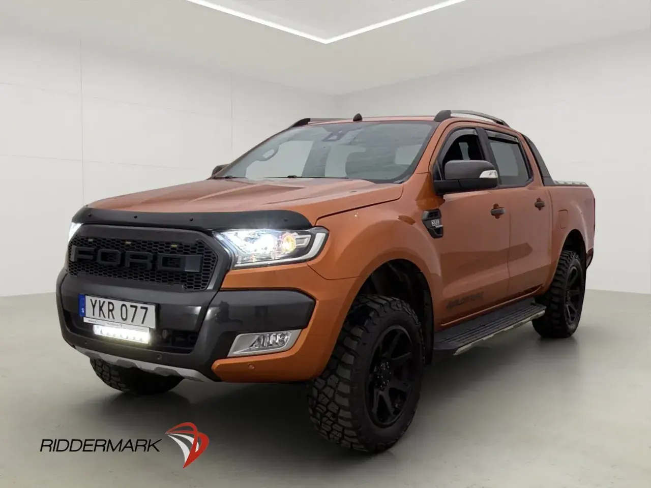 Orange Ford Ranger Wildtrak med extraljus och svarta fälgar. Inga problem med denna bil, redo för äventyr!