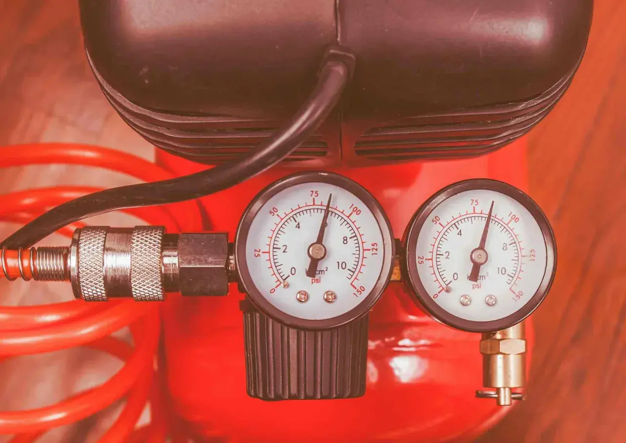 Dwa manometry pokazują ciśnienie w instalacji. Jeden wskazuje ok. 50 psi, drugi ok. 75 psi. Dopuszczalny spadek ciśnienia w instalacji co jest monitorowany.