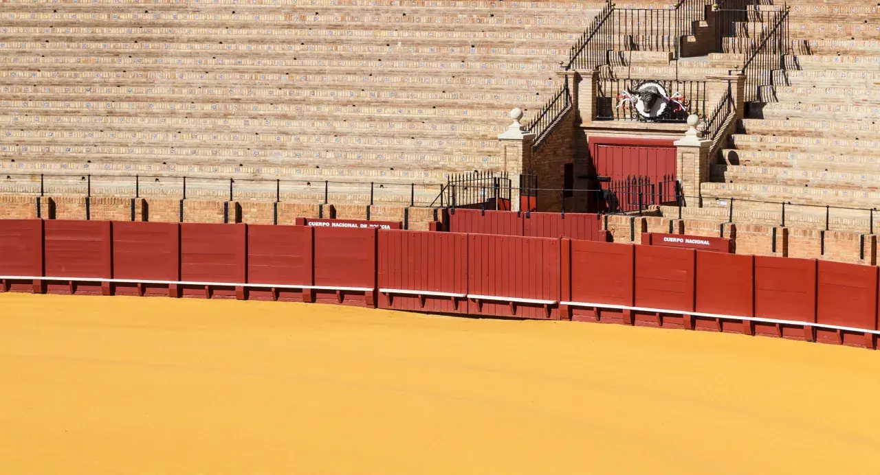 Arena de toros con gradas de ladrillo y barrera roja. Un detalle de la plaza de toros, de las plazas mas grandes del mundo.