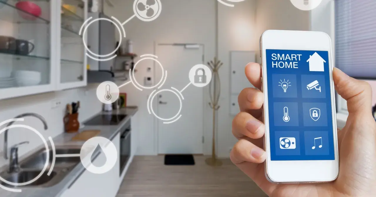 Smartfon steruje inteligentnym domem, pokazując ikony urządzeń. To właśnie dzięki technologii takiej jak zigbee co to jest, możemy zarządzać domem zdalnie.