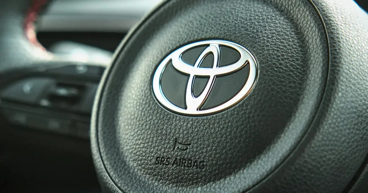 Logo Toyoty na kierownicy samochodu z napisem SRS AIRBAG.