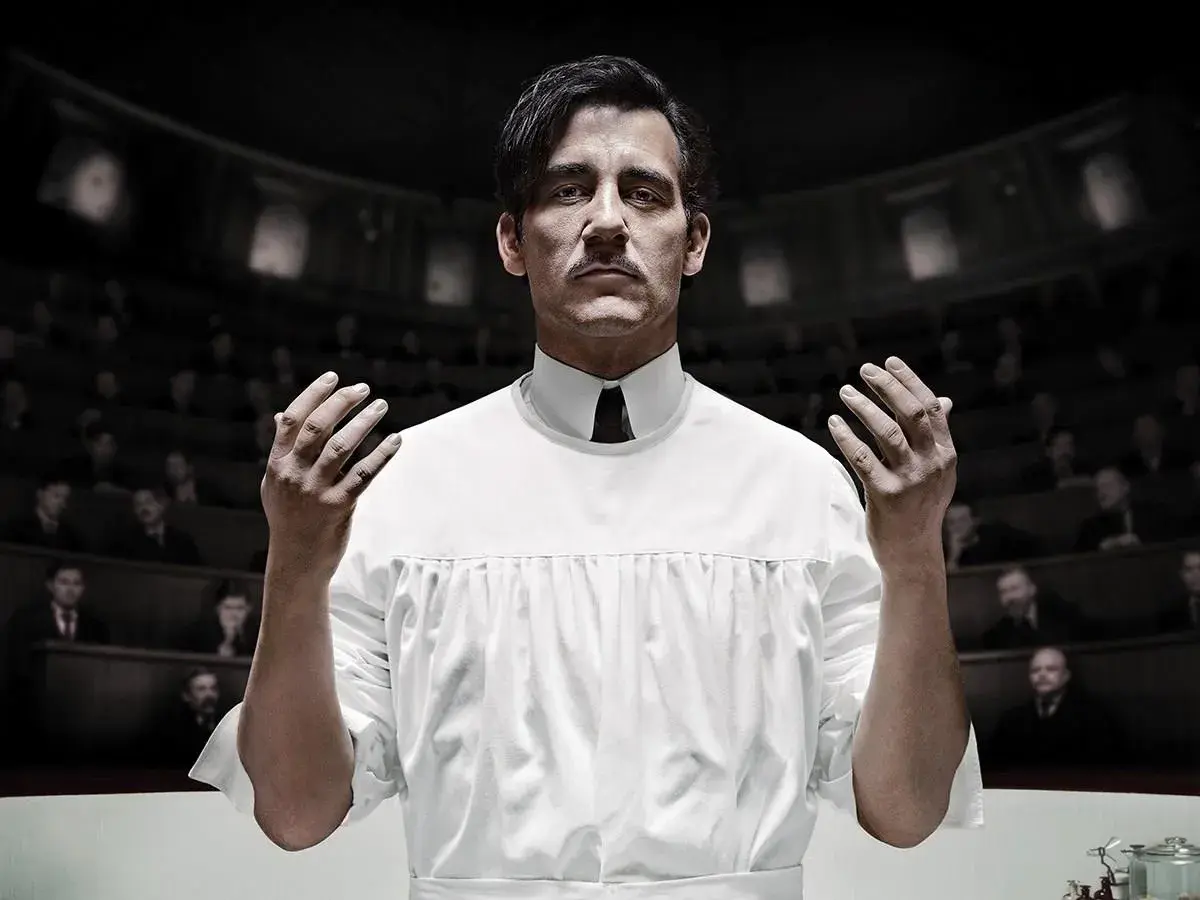 Dr. Thackery, jeden z bohaterów "The Knick", przemawia do publiczności w sali wykładowej.