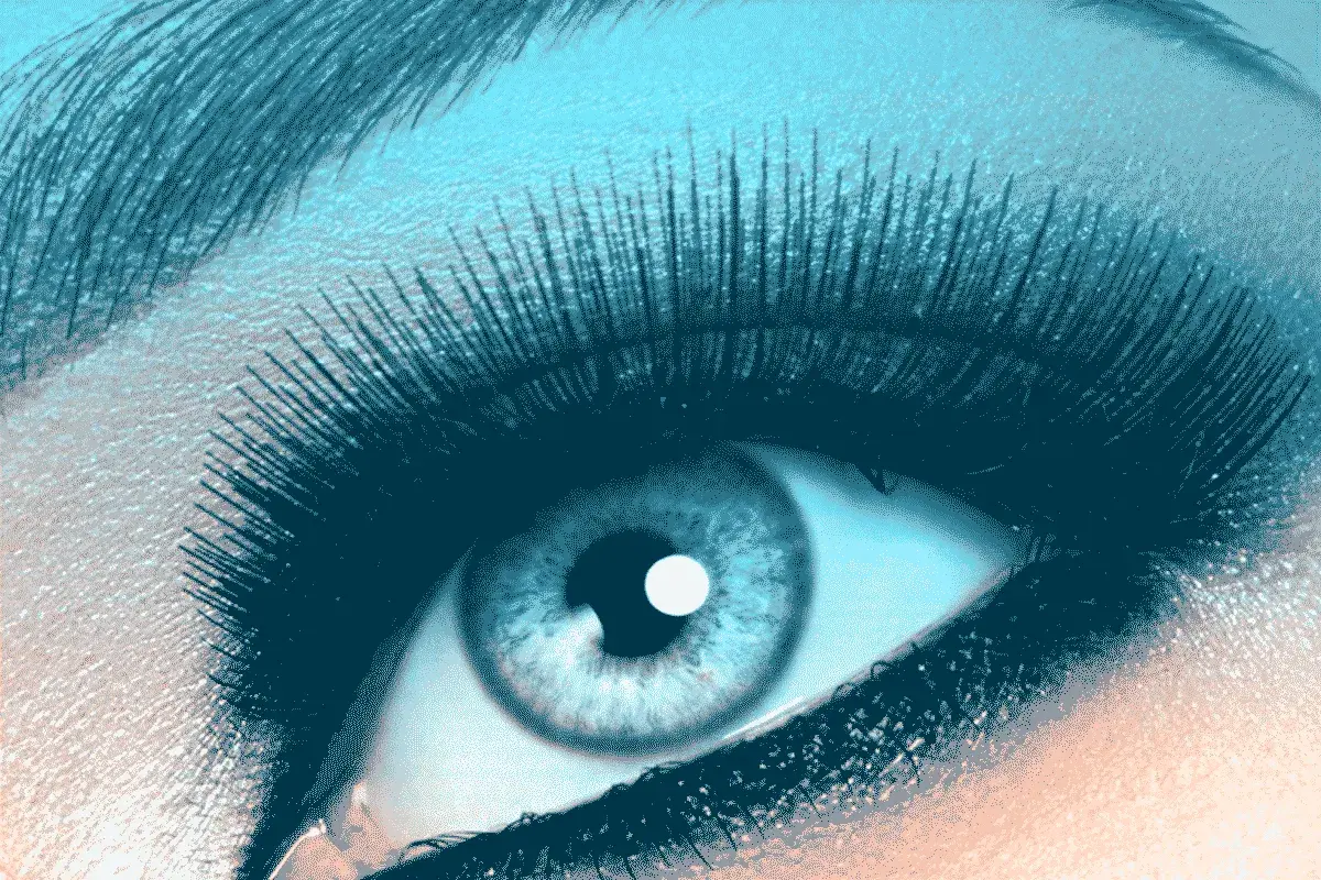 Ojo gris con pestañas largas y dramáticas, ideal para un maquillaje que resalte su belleza.