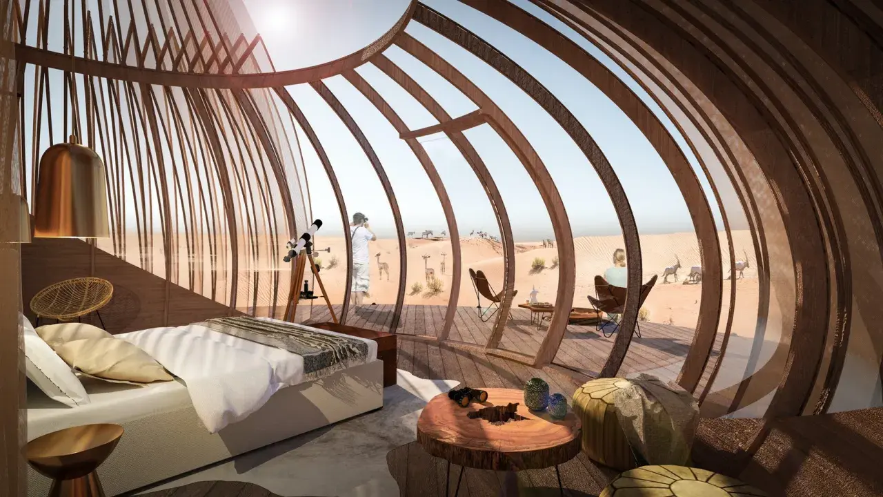 Intérieur d'une chambre de luxe dans le désert, avec un lit douillet et une vue panoramique sur la faune. Le design s'inspire du biomimétisme, évoquant une structure organique.