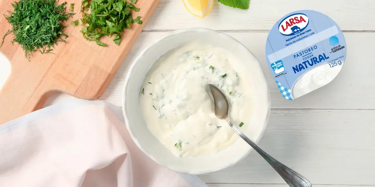 Deliciosa salsa de yogur natural con hierbas frescas, lista para acompañar tus platos.