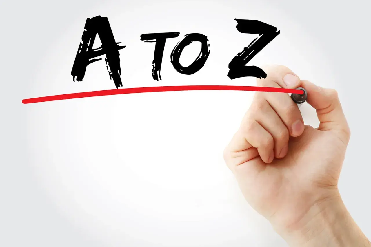 Ręka pisze markerem "A TO Z", sugerując pełne omówienie terminologii w tenisie.