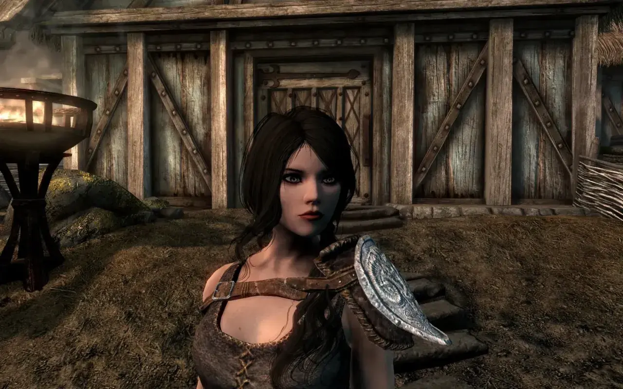 Postać z gry Skyrim, z pięknymi oczami i zbroją, wygląda jak z najlepszych modów do Skyrim.