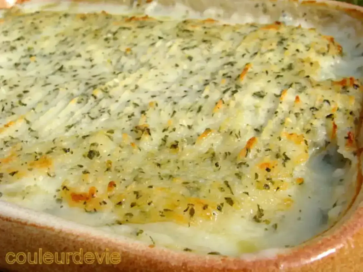 Un délicieux gratin de poisson crémeux, recouvert d'une purée de pommes de terre dorée et parsemée d'herbes.