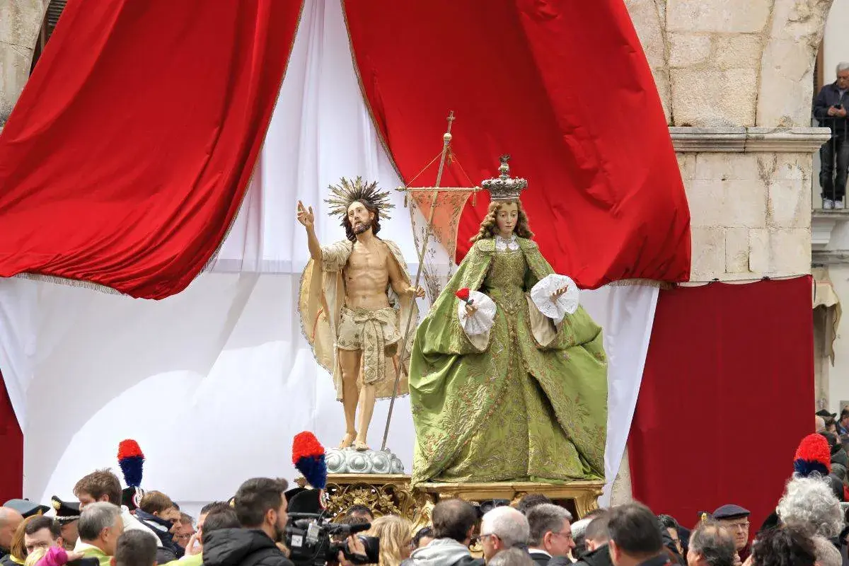Statue di Cristo e della Madonna in processione. La Madonna che scappa, un'icona di speranza e rinascita, è al centro di questa celebrazione religiosa.