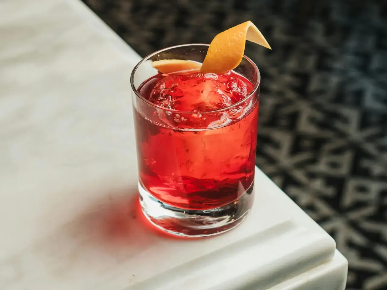 Ein klassischer Negroni mit Orangenzeste, perfekt für dein nächstes negroni rezept.