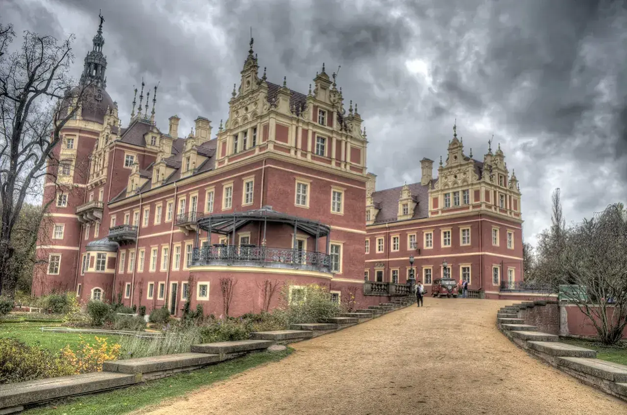 Zamek w Mużakowie zachwyca architekturą. Sprawdź zamek w Mużakowie cennik i zaplanuj wizytę!