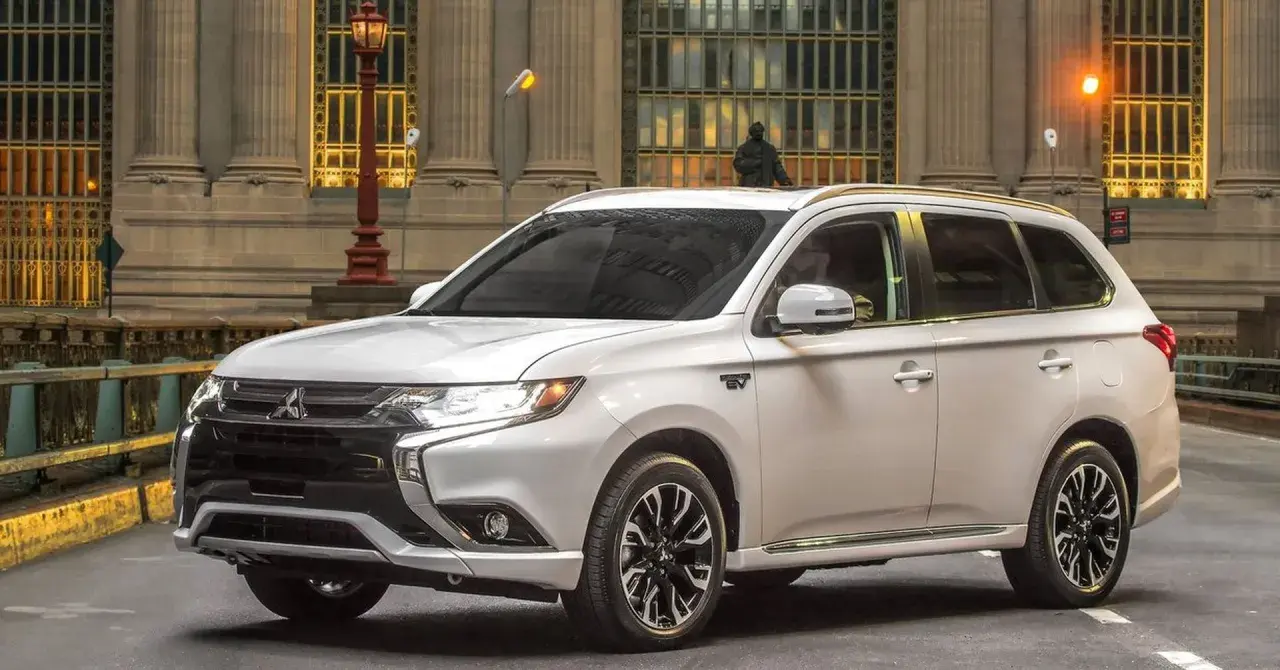 Biały Mitsubishi Outlander PHEV, idealny do miasta, zbiera pozytywne mitsubishi outlander opinie. Elegancki wygląd i ekologiczny napęd.