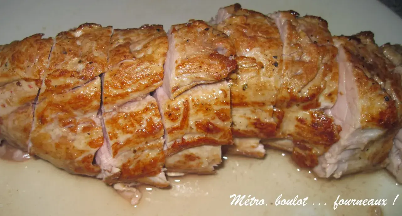 Filet mignon de porc tranché, doré et juteux, prêt pour une délicieuse recette en sauce. Parfait pour un repas savoureux.
