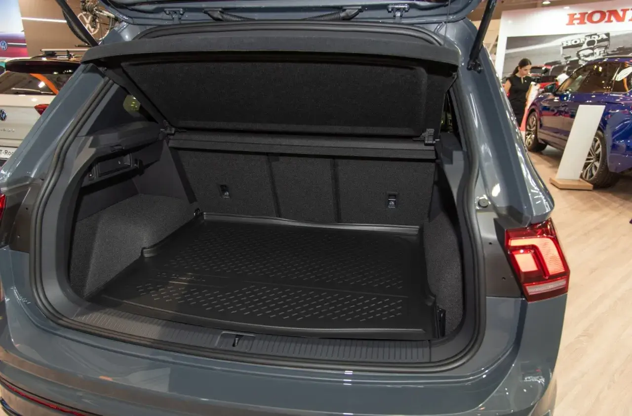 Bagażnik Volkswagena Tiguana z gumową matą. Sprawdź, jak praktyczne są tiguan wymiary dla Twoich potrzeb.