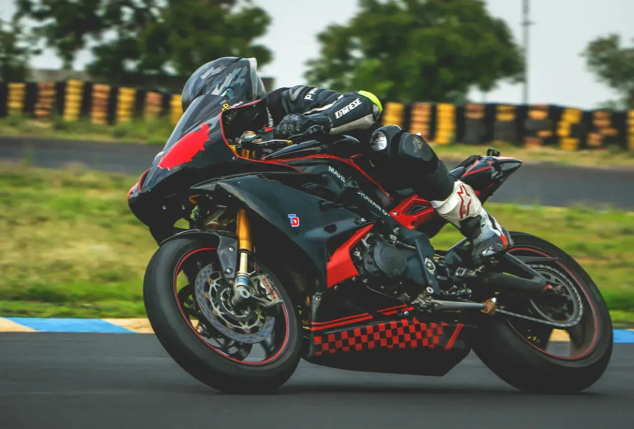 Co mają wspólnego rajdy, sporty motorowe i rozrywka online?