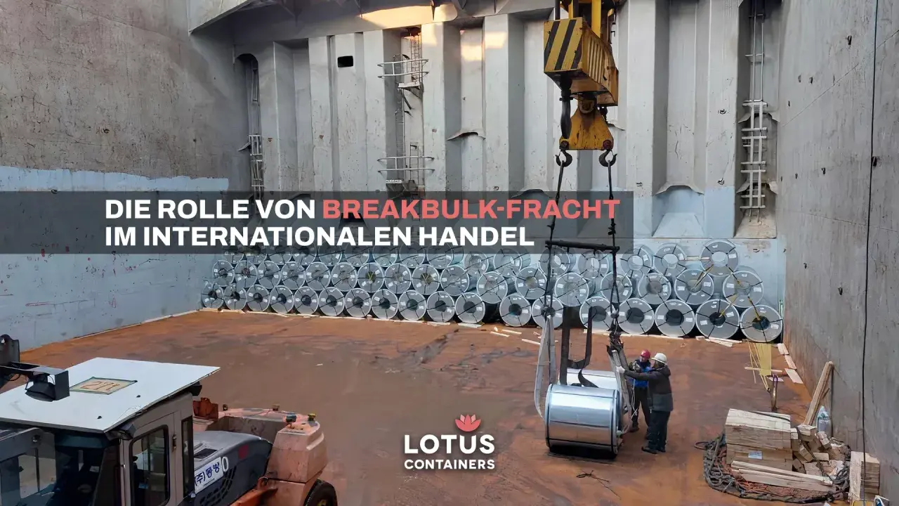 Schiffsladung mit Stahlrollen, die als Breakbulk-Fracht transportiert werden. Ein Kran hebt eine Rolle, während Arbeiter sie sichern.