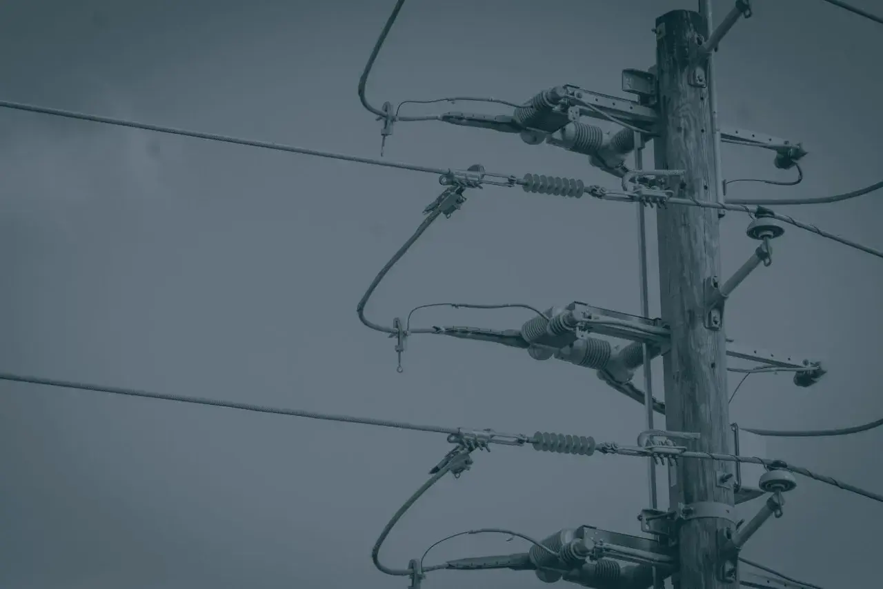 Słupy energetyczne i linie wysokiego napięcia. Przygotuj się na blackout, mając zapasy i plan działania.