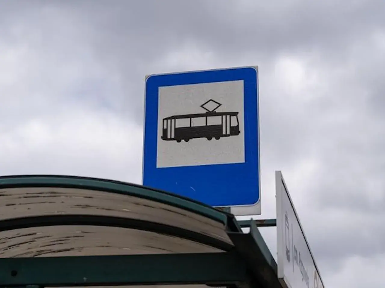 Znak tramwajowy nad wiatą przystankową. Tu kupisz mpk łódź bilety.