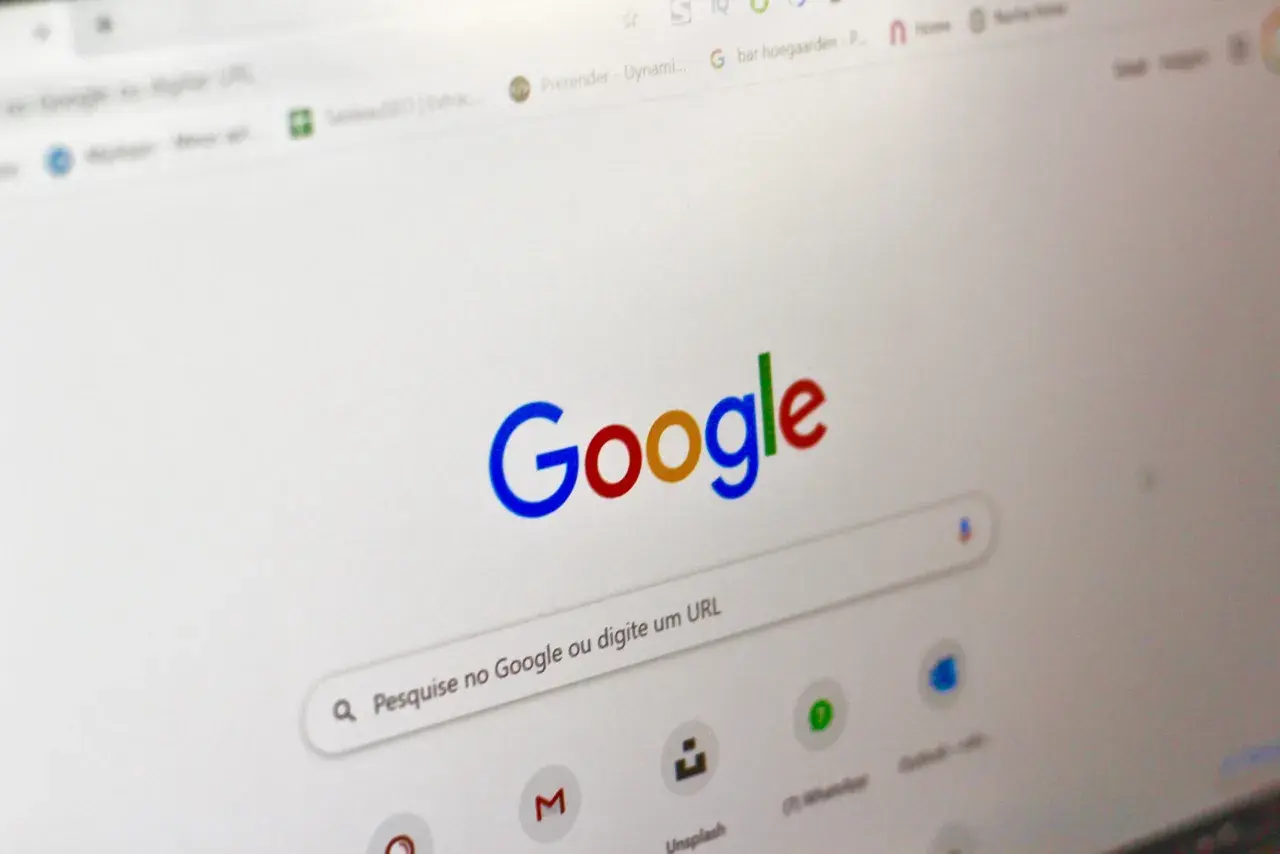 Ekran komputera z widoczną wyszukiwarką Google. Dowiedz się, jak usunąć konto Google z przeglądarki, aby zwiększyć prywatność.
