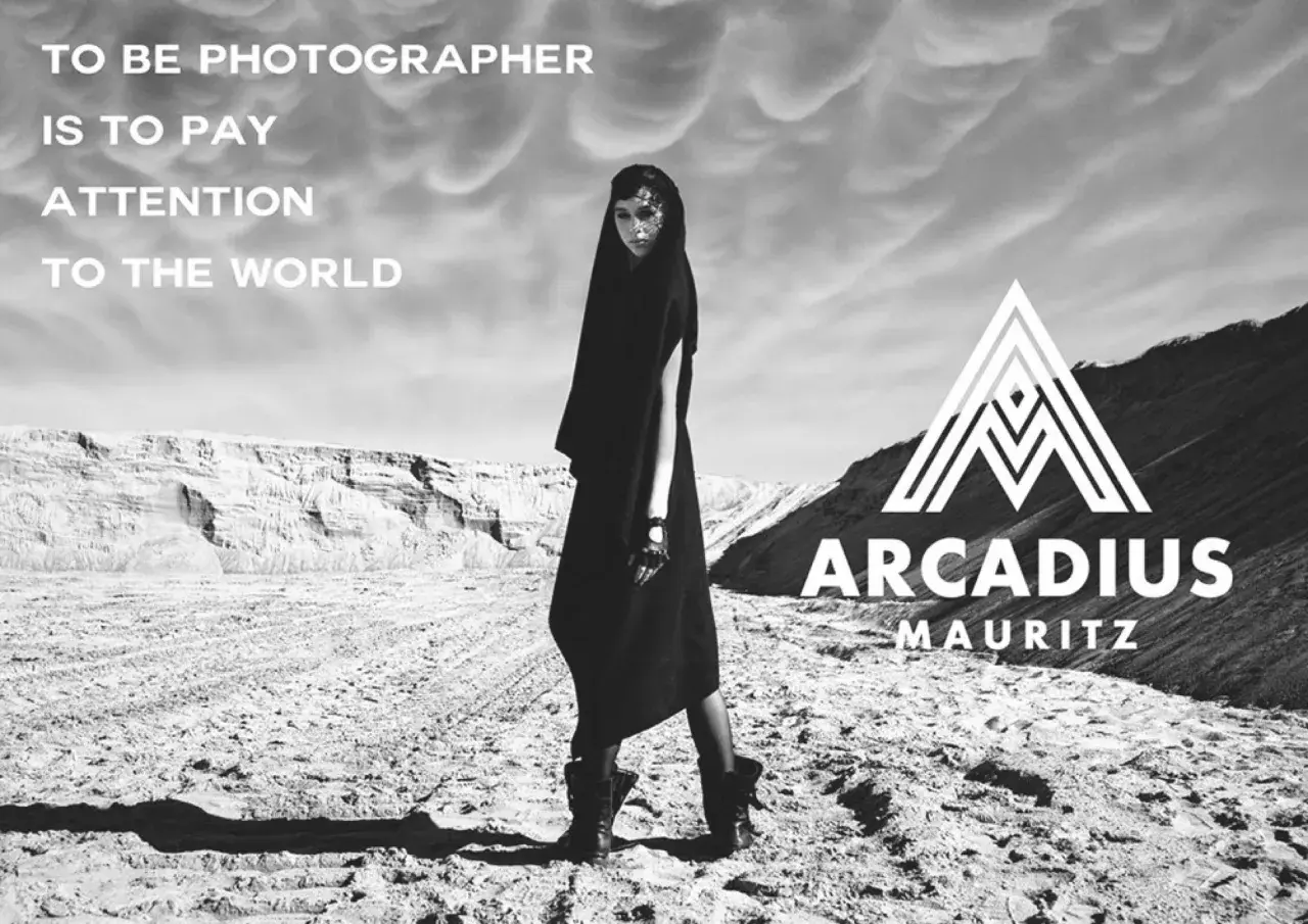 Modelka w czarnej kreacji na pustkowiu, z logo Arcadius Mauritz. "Być fotografem to zwracać uwagę na świat.
