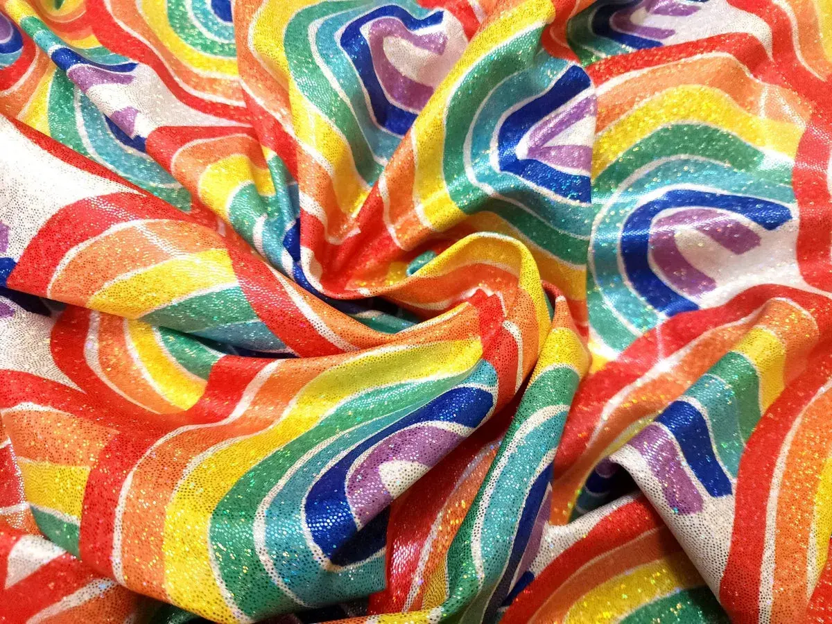 Tissu lycra déf. aux couleurs arc-en-ciel, scintillant et drapé, évoquant la joie et la célébration.
