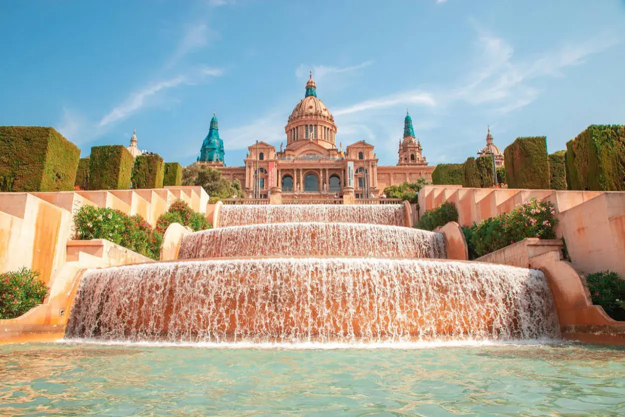 Fontanna Magiczna na Montjuïc, jedna z atrakcji w różnych dzielnicach Barcelony, z Pałacem Narodowym w tle.