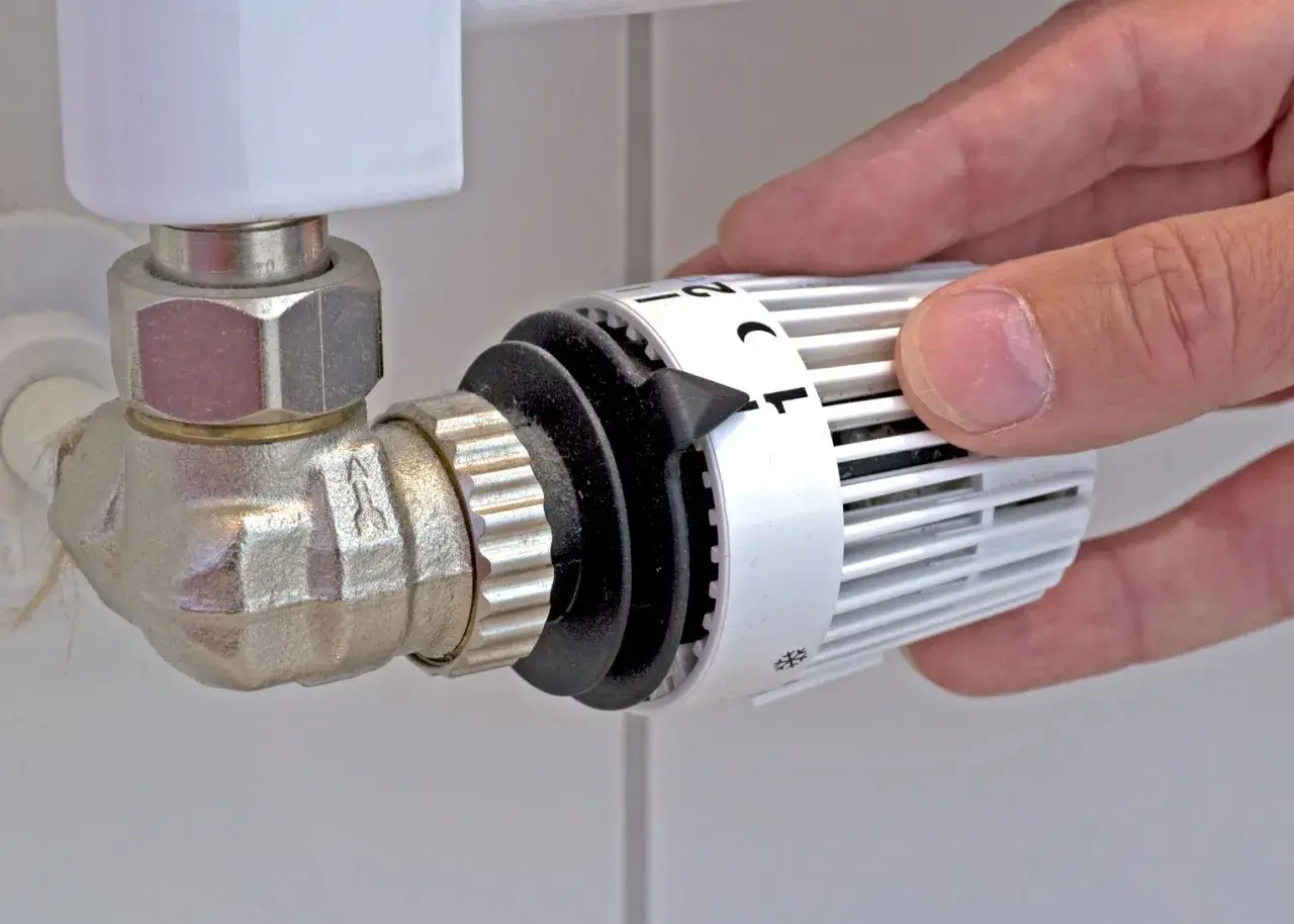 Regolazione delle valvole termostatiche su vecchi termosifoni per ottimizzare il comfort e il risparmio energetico.