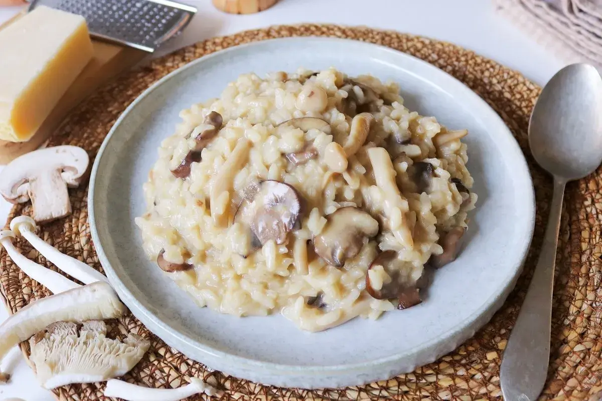 Un cremoso risotto de setas, con champiñones frescos y trozos de queso parmesano rallado.