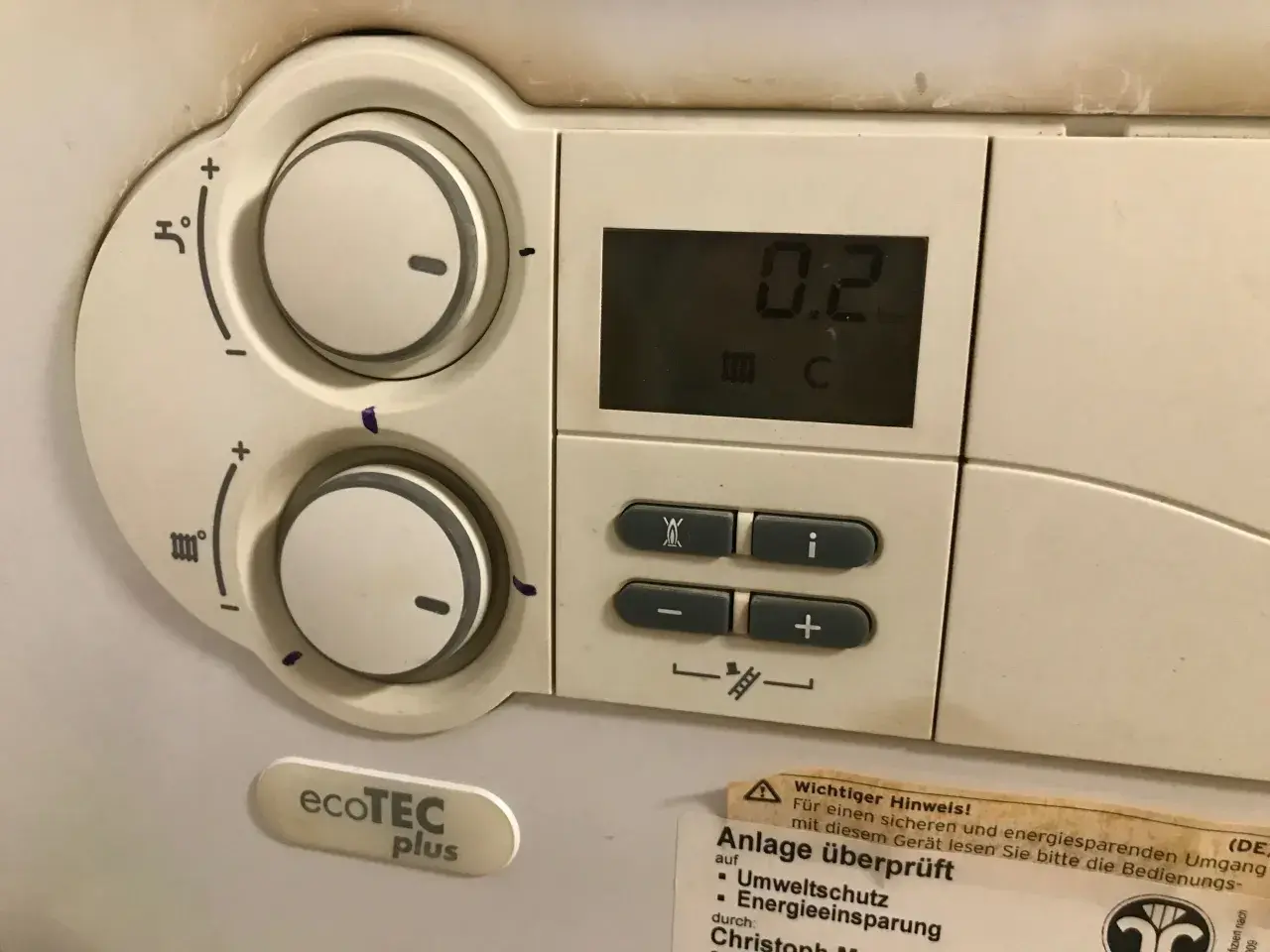 Wyświetlacz pieca Vaillant ecoTEC plus pokazuje "0.2 C", co może oznaczać problem z podgrzewaniem wody.