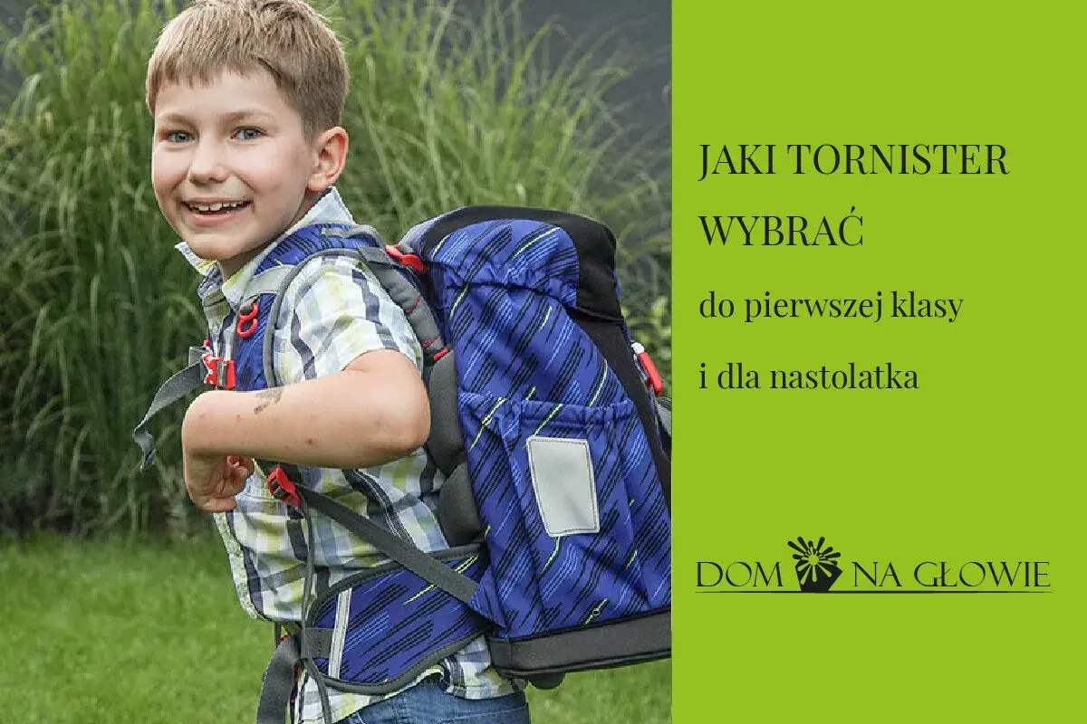 Uśmiechnięty chłopiec w kratkę z niebieskim tornistrem na plecach.