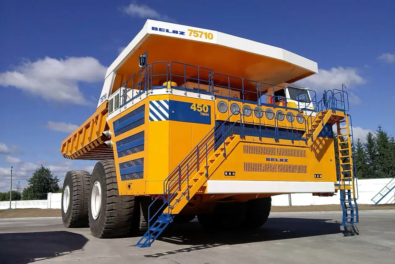 Le BelAZ 75710, le plus gros camion routier du monde, est un monstre jaune et bleu prêt à déplacer des montagnes.