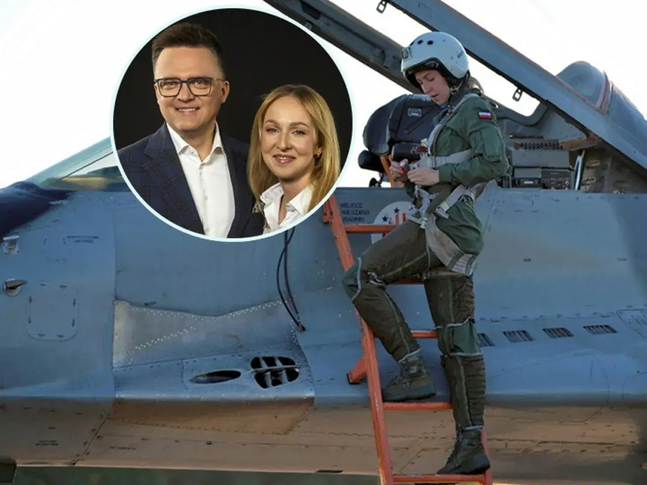 Urszula Brzezińska Hołownia w kombinezonie pilota obok myśliwca. W tle uśmiechnięci Szymon Hołownia i jego żona.