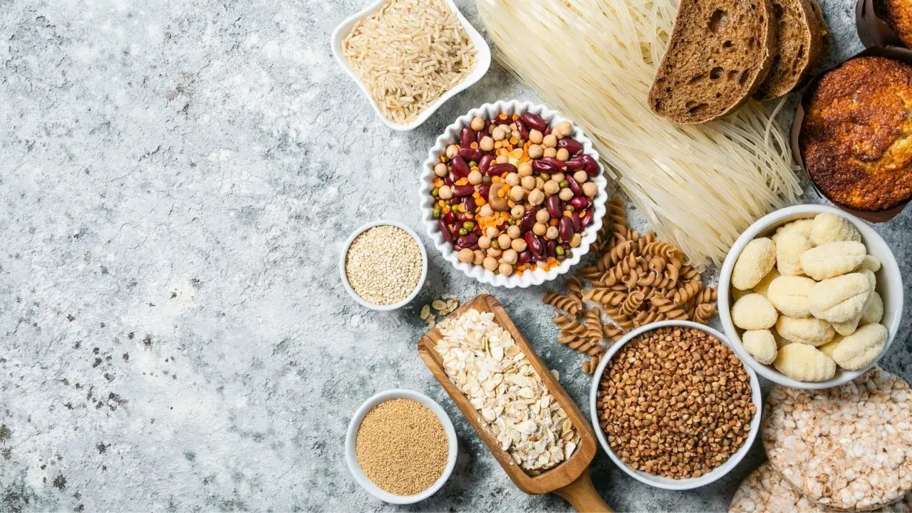 Różnorodne produkty bogate w węglowodany: ryż, makaron, kasze, płatki owsiane, chleb, ciastka i ryżowe wafle. Idealne do ładowania węglowodanami przed wysiłkiem.