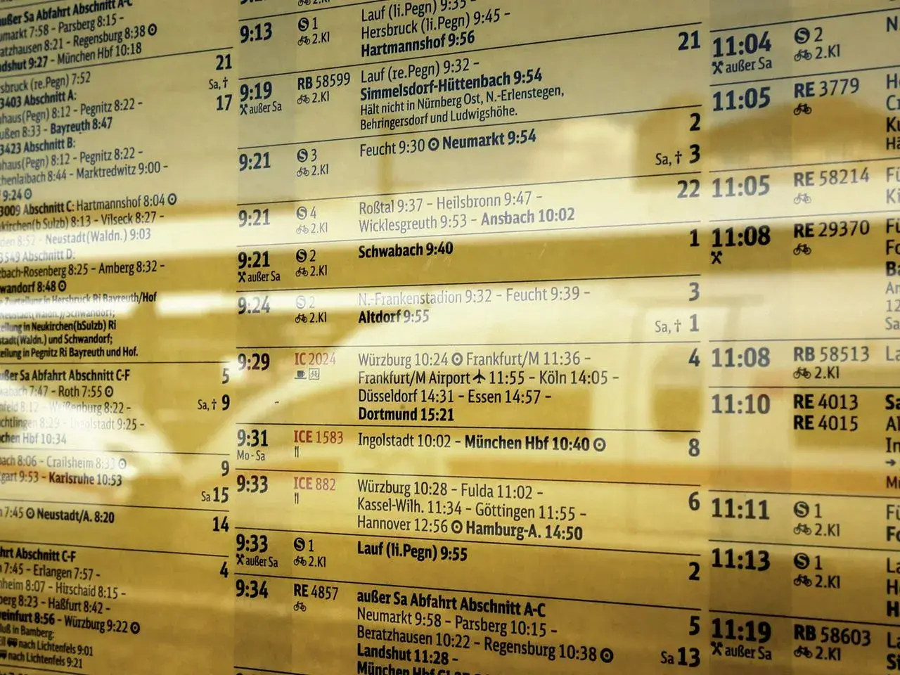 Fahrplan zeigt Zugstrecken mit Abfahrtszeiten und Zielen.