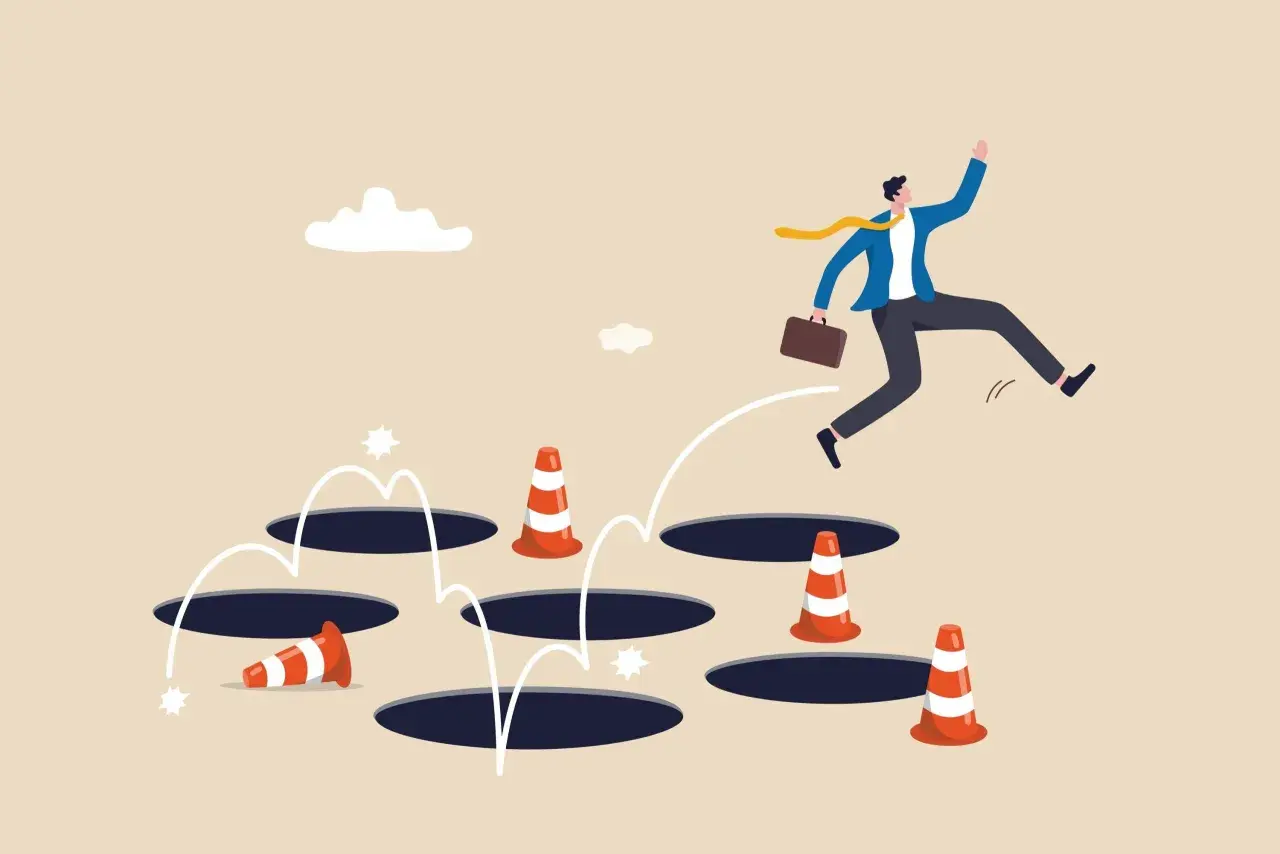 Un homme d'affaires saute par-dessus des trous, évitant les cônes de signalisation. Une métaphore visuelle pour surmonter les obstacles, comme un exemple d'arrêt de travail.