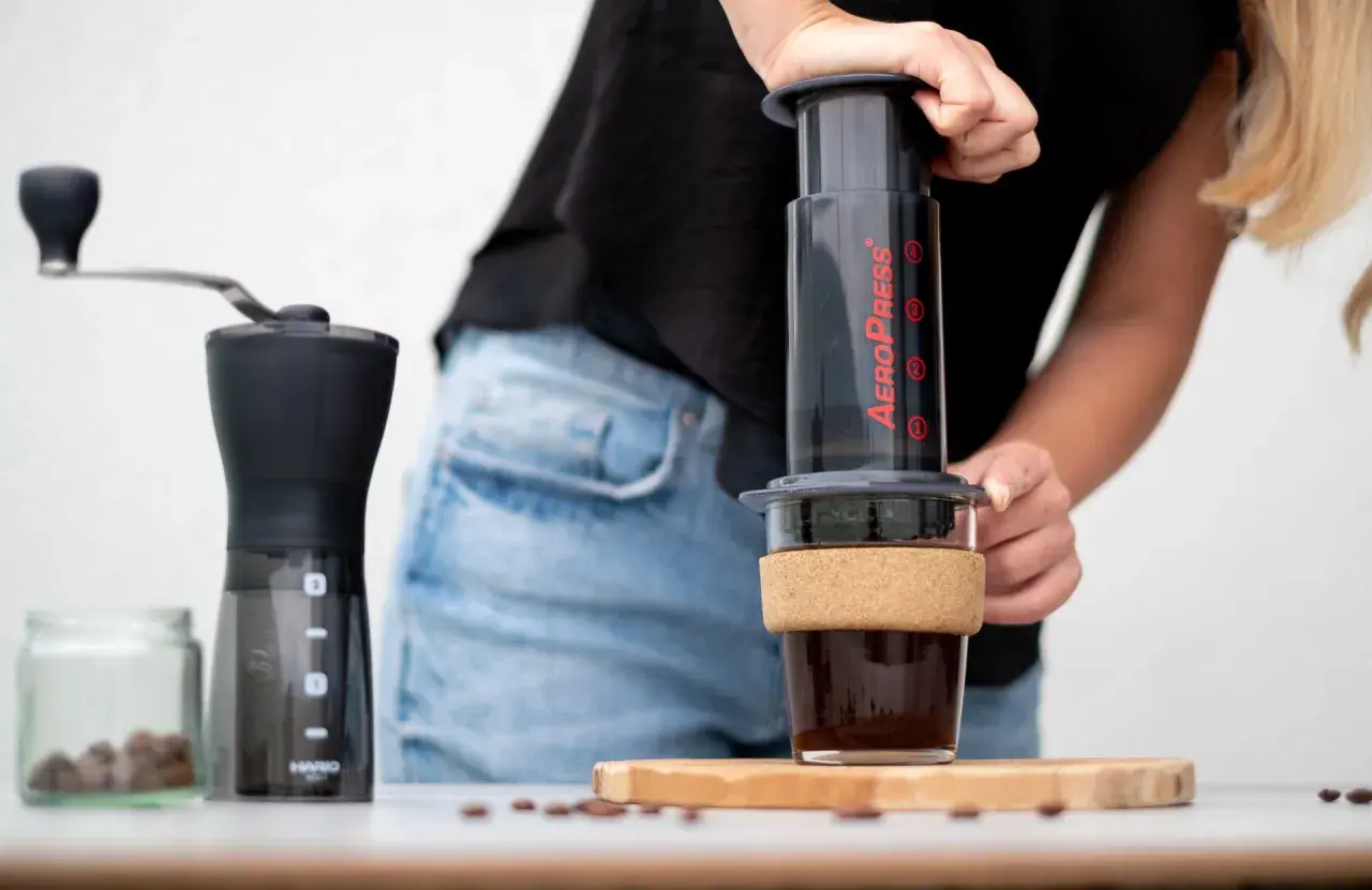 Przygotowanie aromatycznej kawy do aeropressu. Mielenie ziaren i zaparzanie.