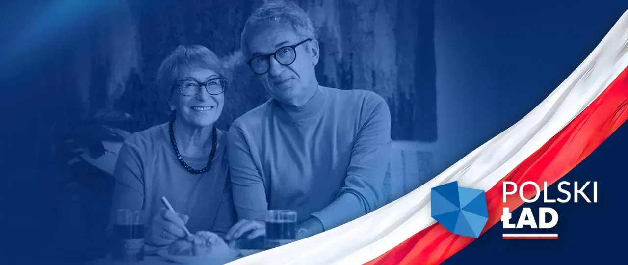 Uśmiechnięta para seniorów przy stole, obok symbol "Polski Ład" i biało-czerwona flaga.