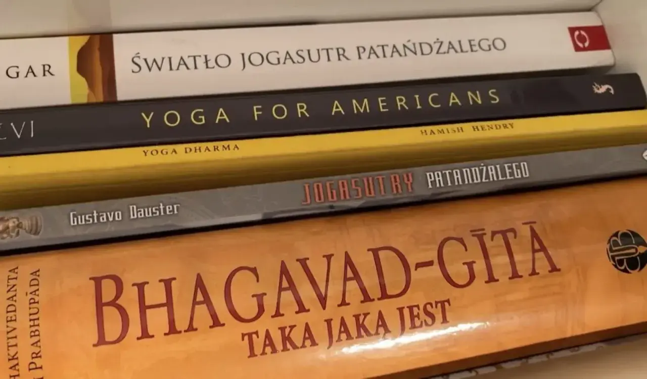 Stos książek o jodze: "Światło Joga Sutr Patańdżalego", "Yoga for Americans", "Yoga Dharma", "Joga Sutry Patańdżalego" i "Bhagavad-Gita".