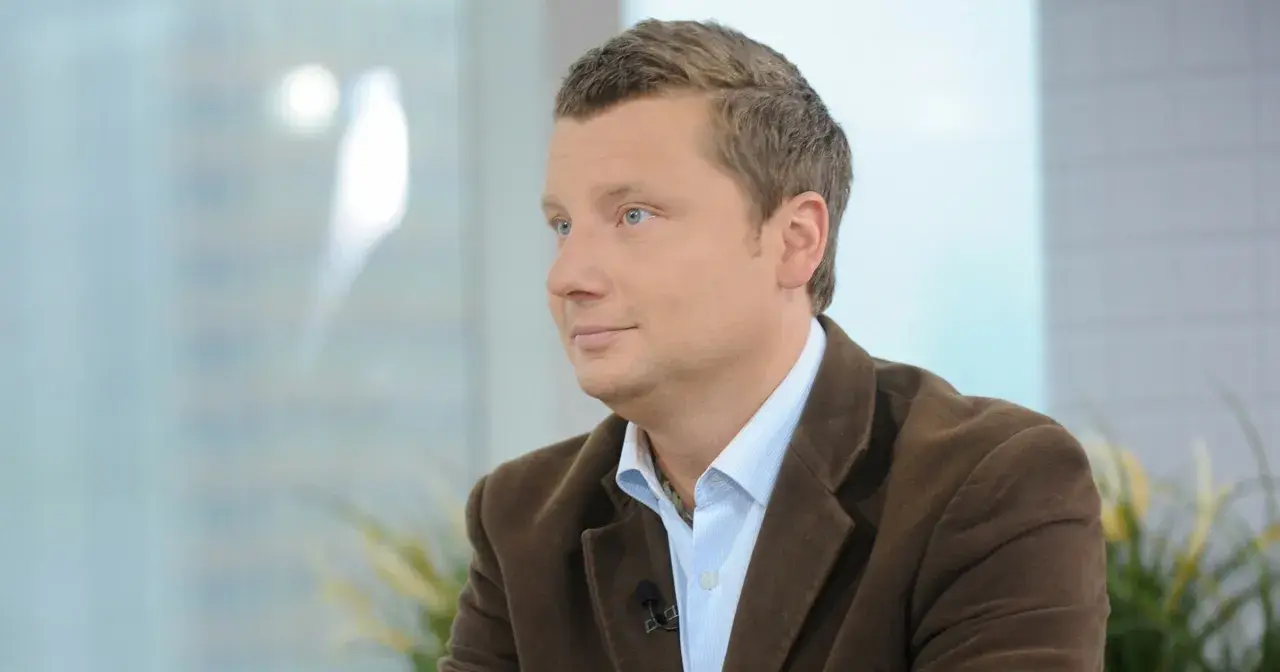 Rafał Wojda, zamyślony, w brązowej marynarce, pewnie myśli o swojej żonie i dzieciach.