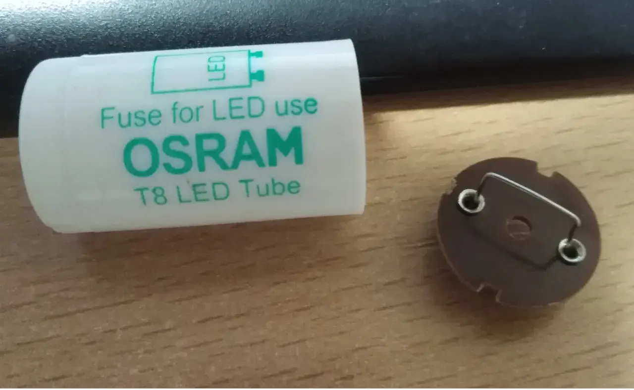Osram T8 LED Tube fuse. Obok okrągły element, być może statecznik do lampy.