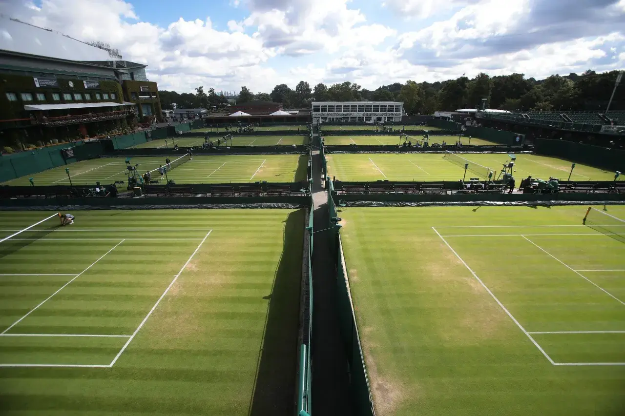 Boiska Wimbledonu, gdzie marzą o zwycięstwie przyszli zwycięzcy Wimbledonu.