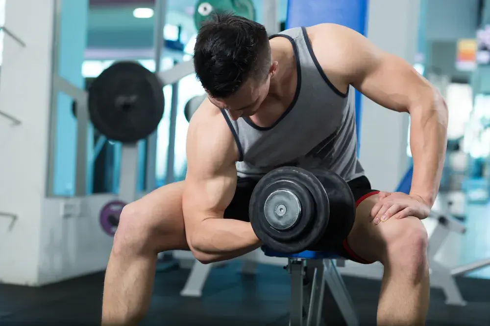 Z czym ćwiczyć biceps? Sprzęt i ćwiczenia - od siłowni po dom