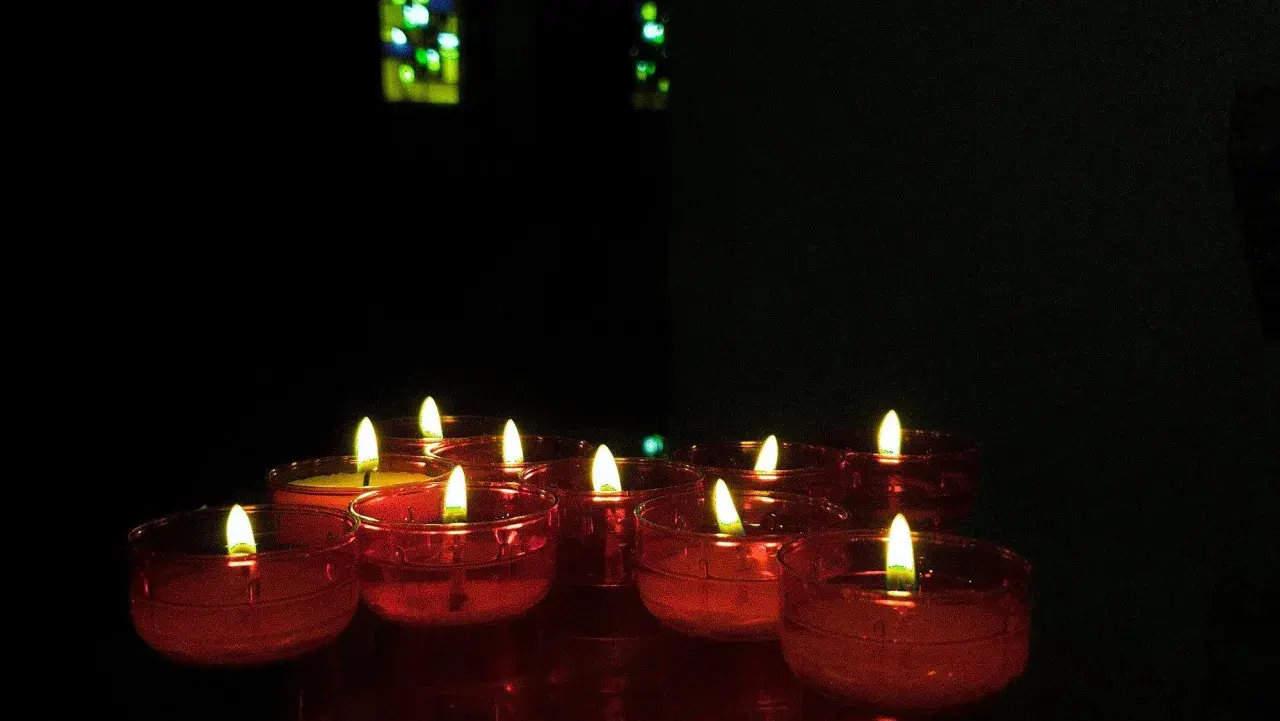 Kerzenlicht im Kloster. Eine friedliche Atmosphäre, um Weihnachten im Kloster verbringen zu können.