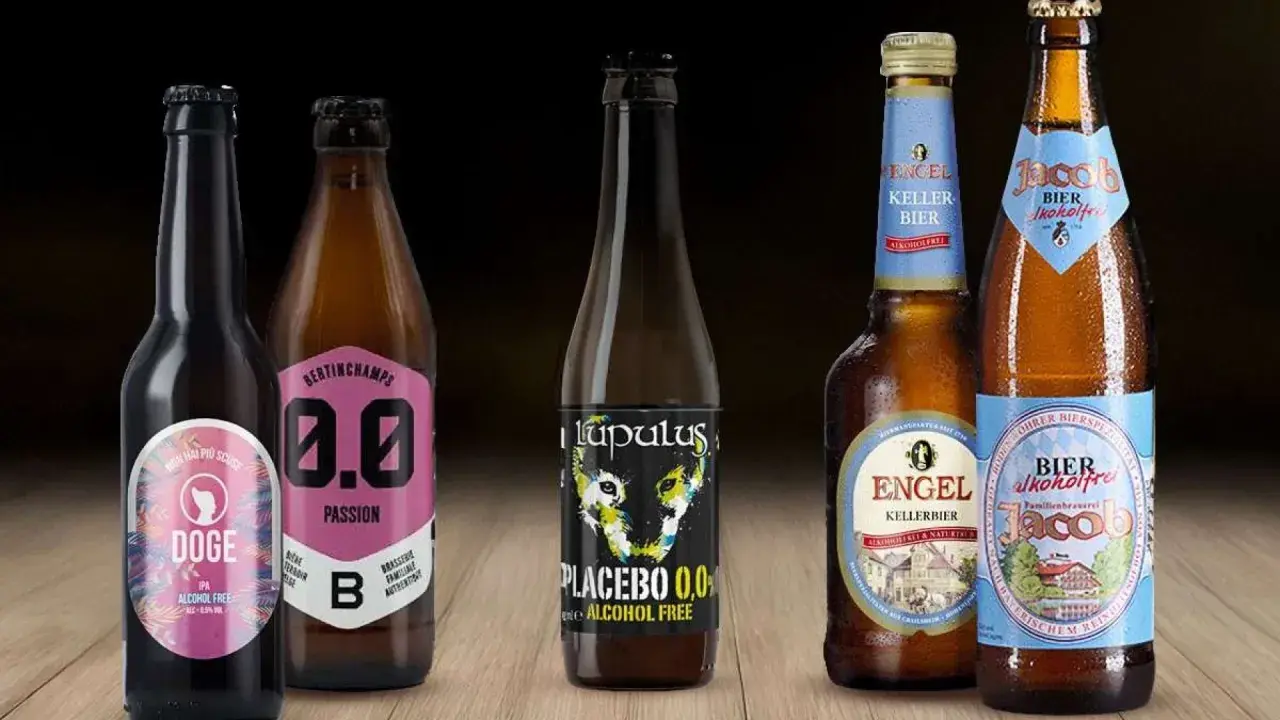Cinque bottiglie di birra analcolica, tra cui una con etichetta "Doge IPA" e un'altra "Placebo 0,0%", perfette per chi cerca un'alternativa senza alcol, anche se non sono birra 10 gradi.