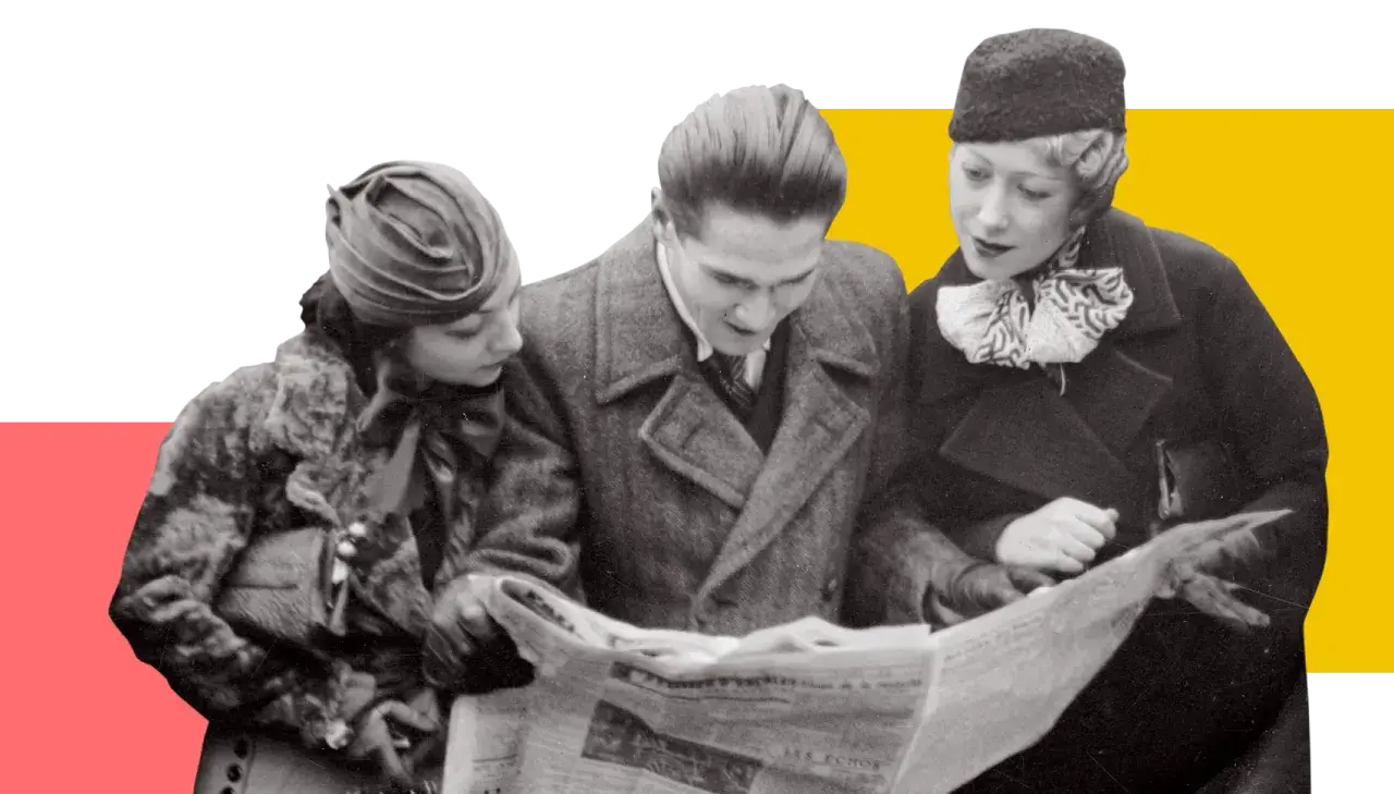 Trois personnes lisent un journal. L'une d'elles cherche un nom de famille gratuit sur Retronews.
