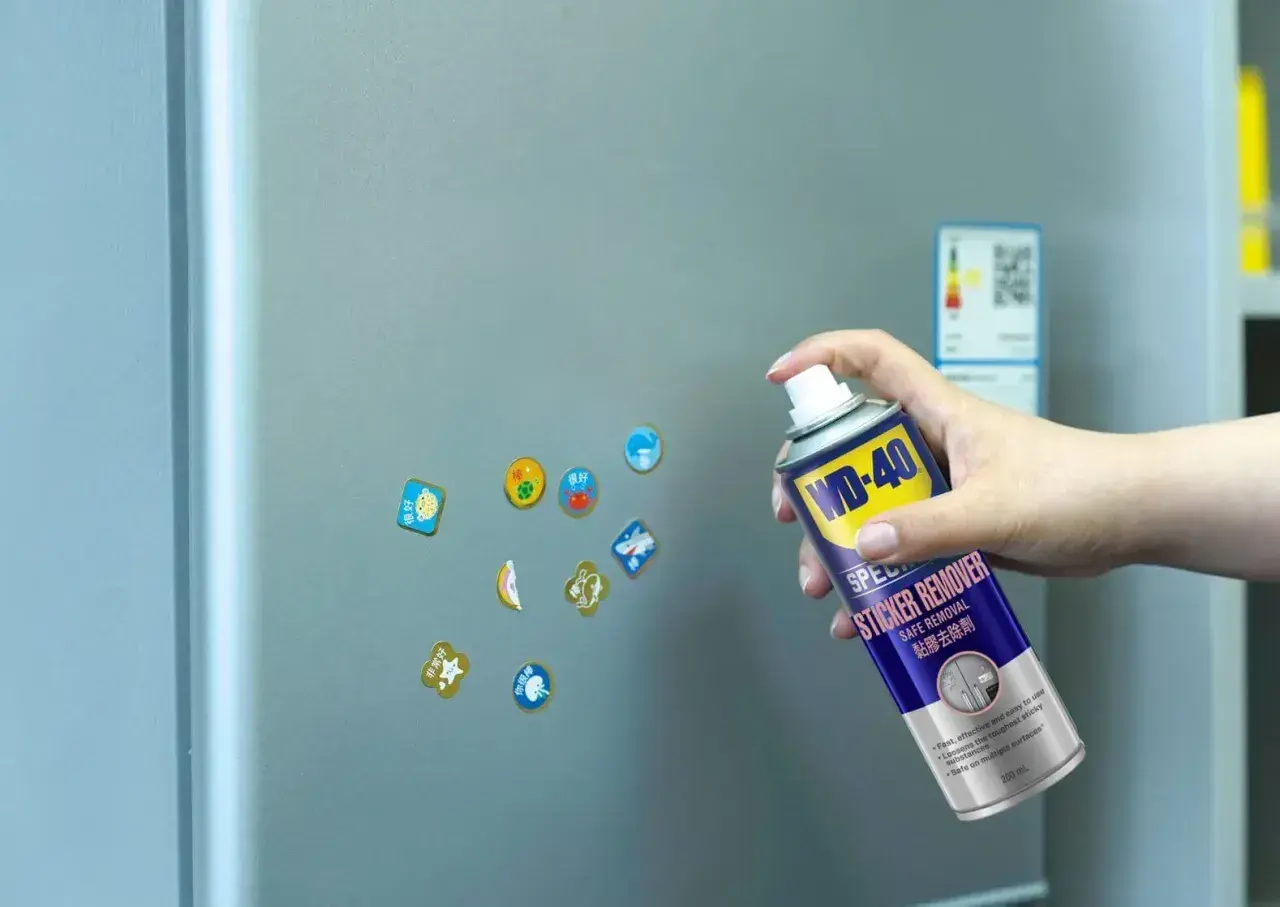 Jak usunąć naklejkę z szyby? Spray WD-40 Sticker Remover pomoże pozbyć się uporczywych naklejek z lodówki.