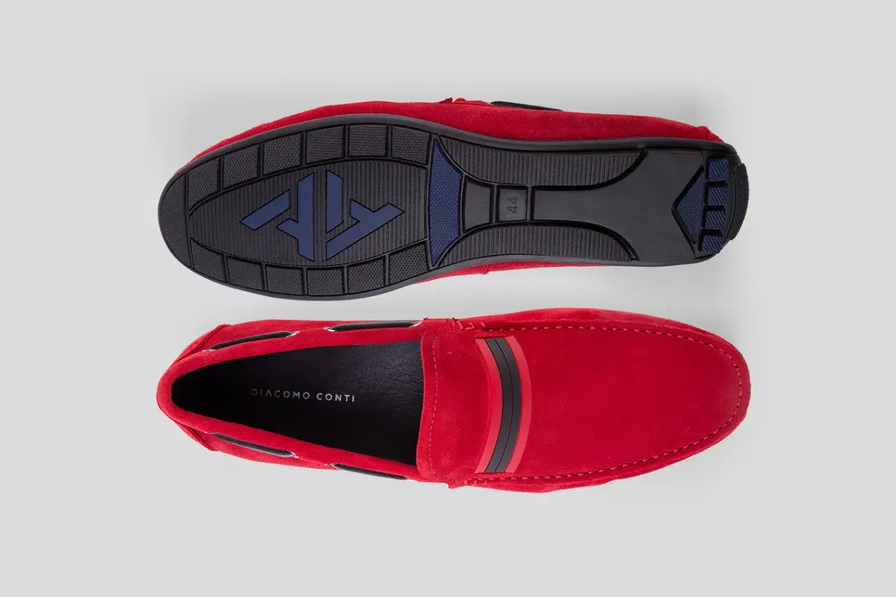 Czerwone buty męskie Giacomo Conti, zamszowe mokasyny. Idealne do casualowych stylizacji, dodadzą charakteru każdej męskiej garderobie.